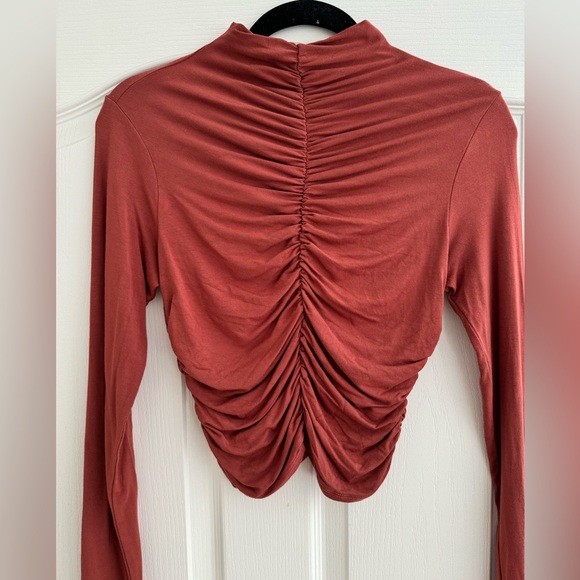 vestique Tops - Ruched rust top